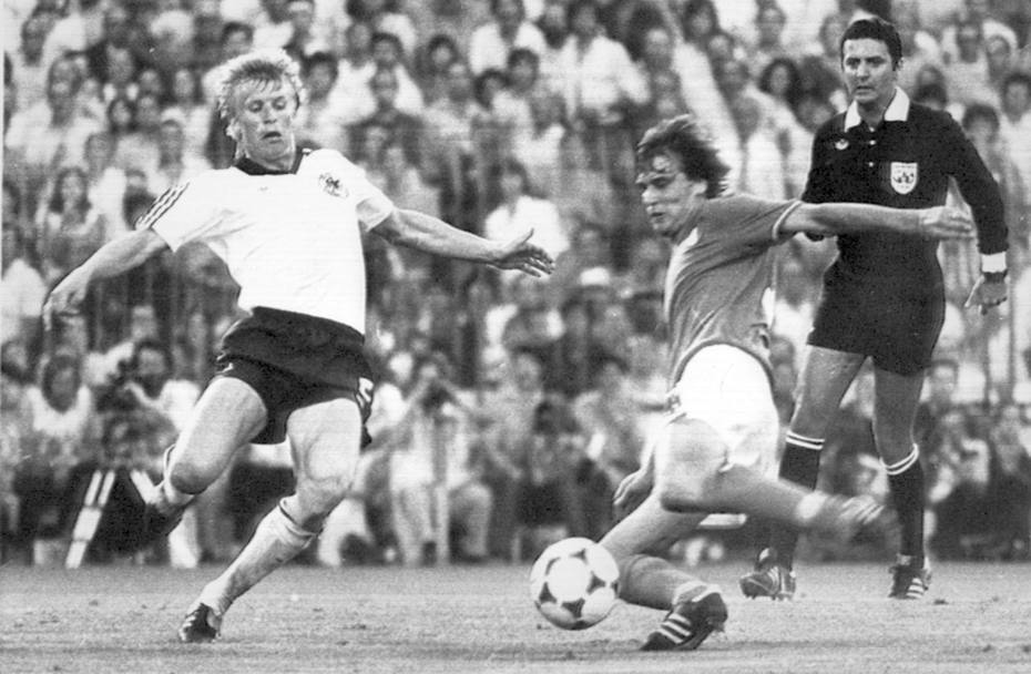 Madrid, stadio Santiago Bernabeu, 11 luglio 1982: l’ arbitro Arnaldo Coelho  a pochi passi dal punto in cui Marco Tardelli sta per scagliare il tiro del raddoppio sulla Germania nella finale dei Campionati Mondiali. La partita finir 3-1 per gli azzurri di Bearzot.